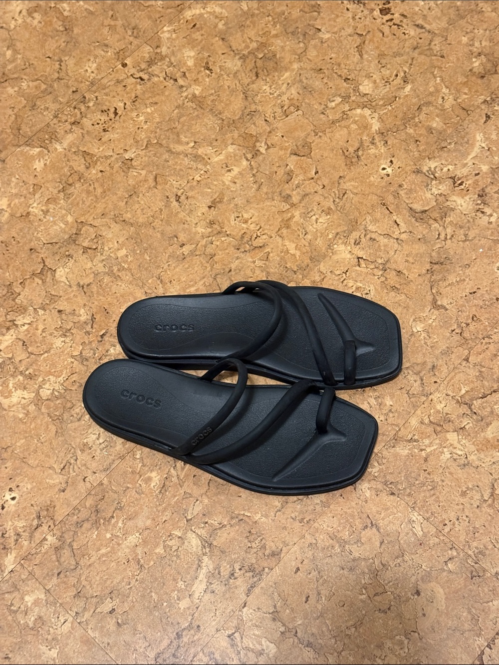 CROCS Women's Black Strappy Toe-Loop Sandals - Picture 4 of 4
